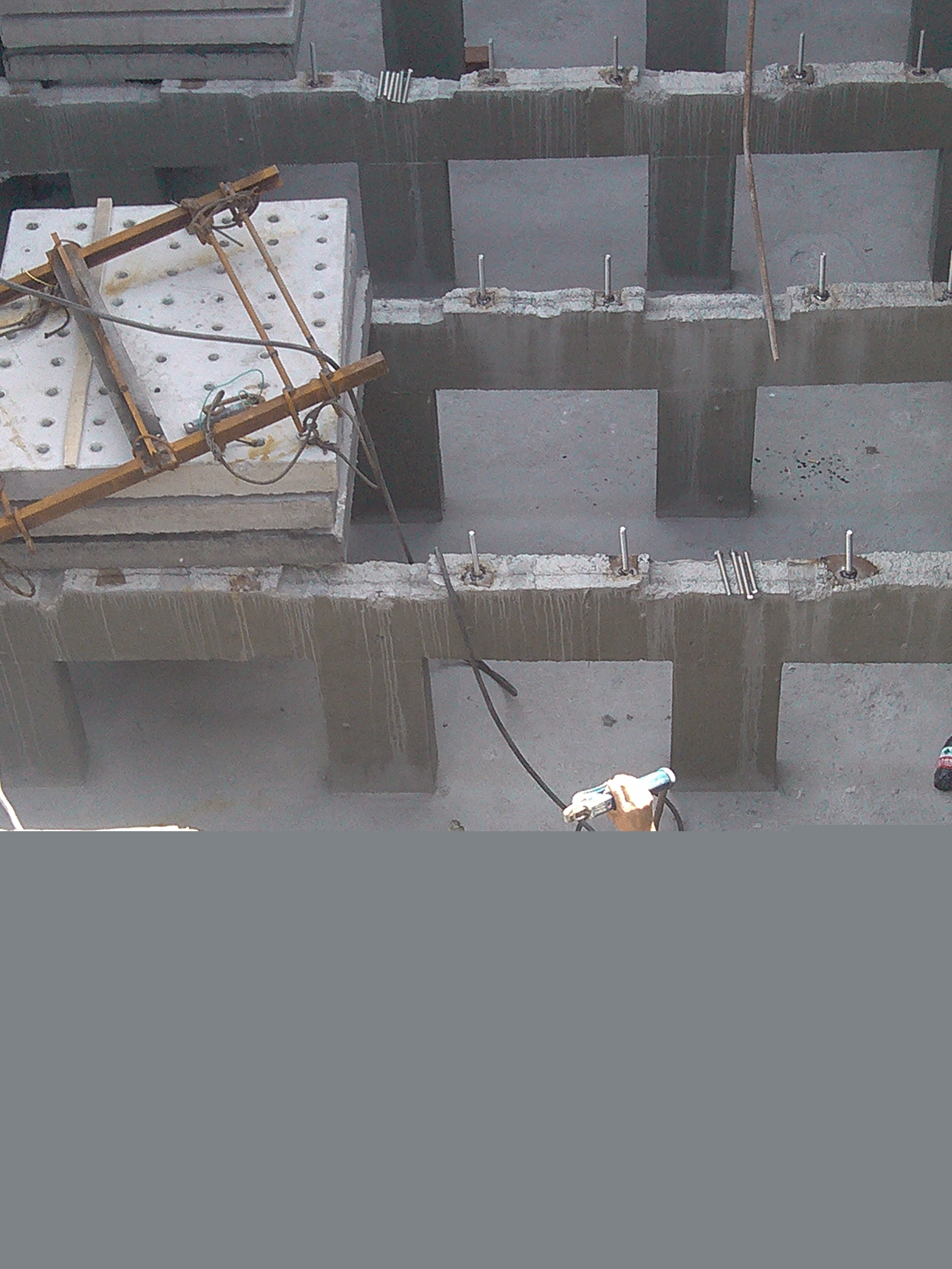 鞏義水廠(chǎng)項(xiàng)目，混凝土濾板安裝